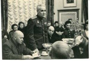 Фото_Михоэлс С.М. на выступлении генерал-лейтенанта артиллерии Благонравова А.А. 1947 г.