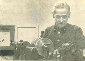 Фото_А.А. Благонравов наблюдает за прохождением эксперимента на велосеметрической установке. 1940 г.