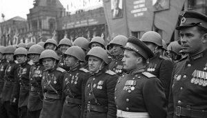 Фото_Генерал-лейтенант Н.П. Каманин в строю участников Парада Победы на Красной площади